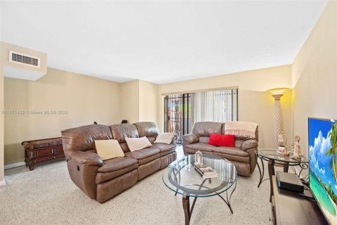Townhouse in Hialeah, Florida 2 bedrooms, 120.03 sq.m. № 1925291 - photo 7