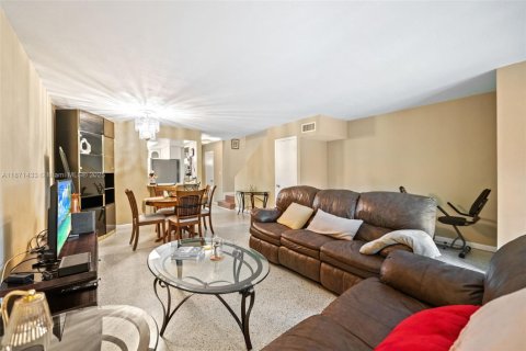 Townhouse in Hialeah, Florida 2 bedrooms, 120.03 sq.m. № 1925291 - photo 10
