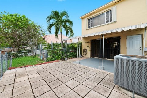 Townhouse in Hialeah, Florida 2 bedrooms, 120.03 sq.m. № 1925291 - photo 29