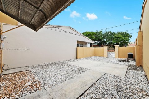 Townhouse in Hialeah, Florida 2 bedrooms, 120.03 sq.m. № 1925291 - photo 6