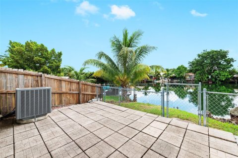 Townhouse in Hialeah, Florida 2 bedrooms, 120.03 sq.m. № 1925291 - photo 2