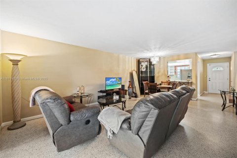 Townhouse in Hialeah, Florida 2 bedrooms, 120.03 sq.m. № 1925291 - photo 9