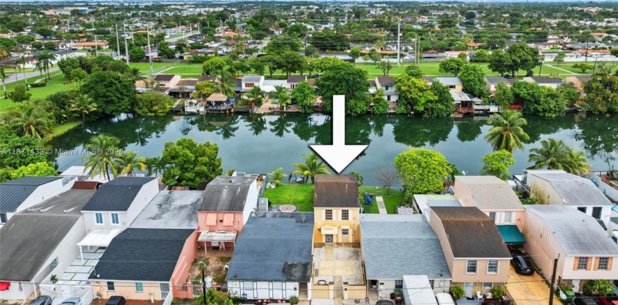 Townhouse in Hialeah, Florida 2 bedrooms, 120.03 sq.m. № 1925291