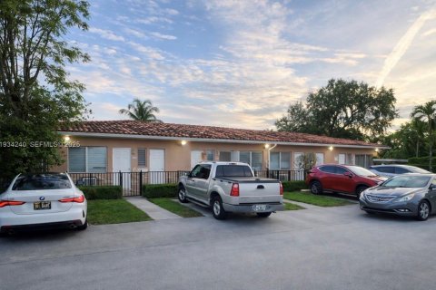 Commercial property in Miami, Florida 231.7 sq.m. № 1992466 - photo 1