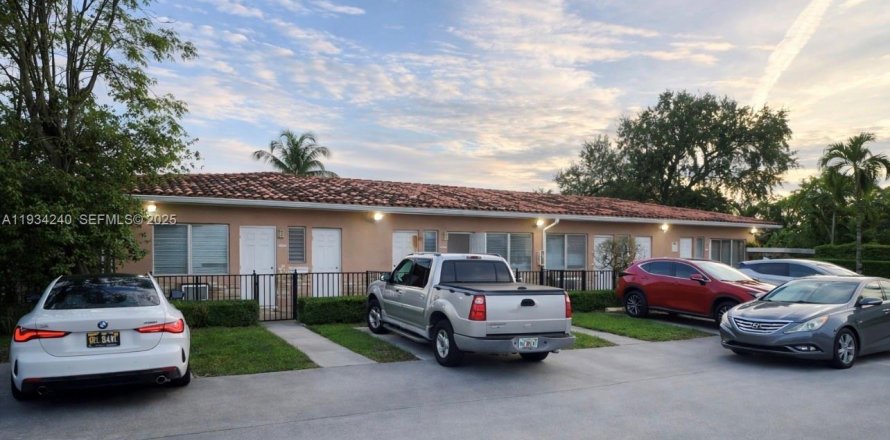Commercial property in Miami, Florida 231.7 sq.m. № 1992466