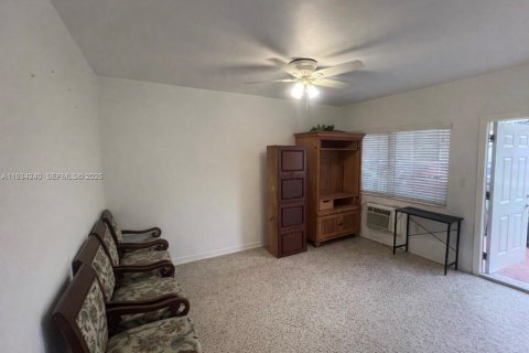 Commercial property in Miami, Florida 231.7 sq.m. № 1992466 - photo 4