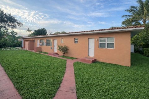 Commercial property in Miami, Florida 231.7 sq.m. № 1992466 - photo 2