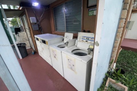 Commercial property in Miami, Florida 231.7 sq.m. № 1992466 - photo 7