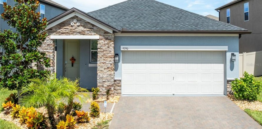House in Land O' Lakes, Florida 3 bedrooms, 149.94 sq.m. № 1879079