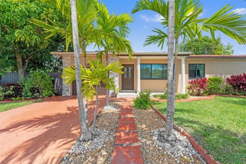 House in Miramar, Florida 3 bedrooms, 124.4 sq.m. № 1873993 - photo 1