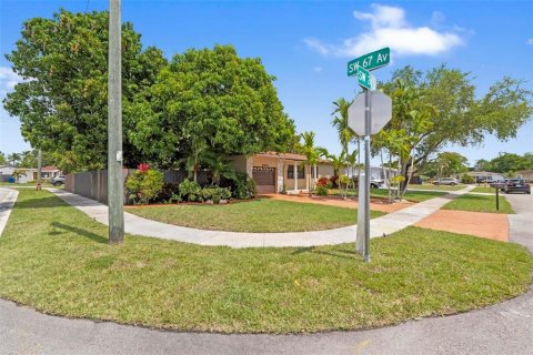 House in Miramar, Florida 3 bedrooms, 124.4 sq.m. № 1873993 - photo 2