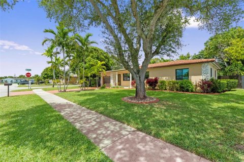 House in Miramar, Florida 3 bedrooms, 124.4 sq.m. № 1873993 - photo 3