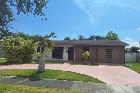 House in Cutler Bay, Florida 5 bedrooms, 231.14 sq.m. № 1867127 - photo 1