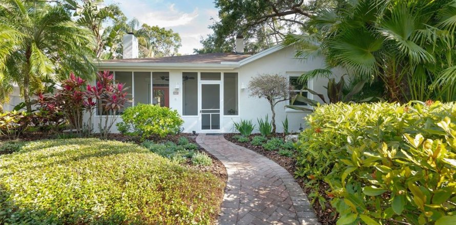 House in Dunedin, Florida 3 bedrooms, 165.74 sq.m. № 1647617
