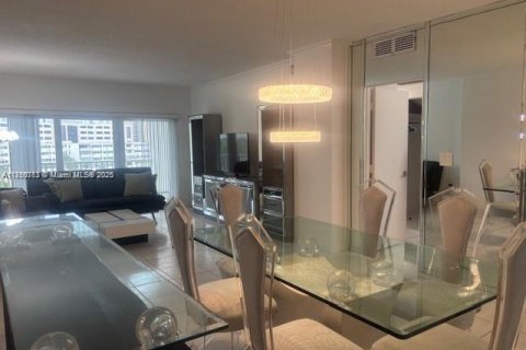 Снять в аренду кондоминиум в Санни-Айлс-Бич, Флорида 1 спальня, 70.79м2, № 1857242 - фото 8