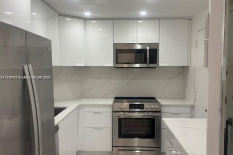 Снять в аренду кондоминиум в Санни-Айлс-Бич, Флорида 1 спальня, 70.79м2, № 1857242 - фото 2