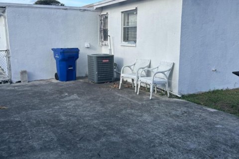 House in Riviera Beach, Florida 4 bedrooms, 103.03 sq.m. № 1049836 - photo 1