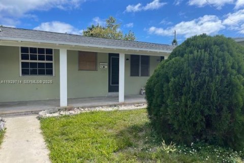 Снять в аренду коммерческую недвижимость в Холливуд, Флорида № 1988585 - фото 1