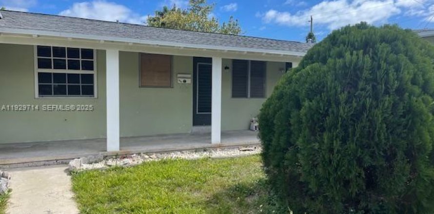 Коммерческая недвижимость в Холливуд, Флорида № 1988585