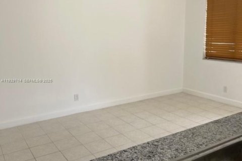 Снять в аренду коммерческую недвижимость в Холливуд, Флорида № 1988585 - фото 2