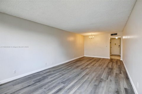 Condo in Plantation, Florida, 1 bedroom  № 1955184 - photo 11