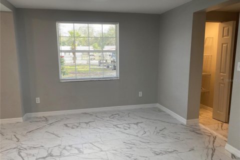 House in Zephyrhills, Florida 4 bedrooms, 170.94 sq.m. № 2379801 - photo 24