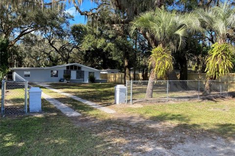 House in Zephyrhills, Florida 4 bedrooms, 170.94 sq.m. № 2379801 - photo 2