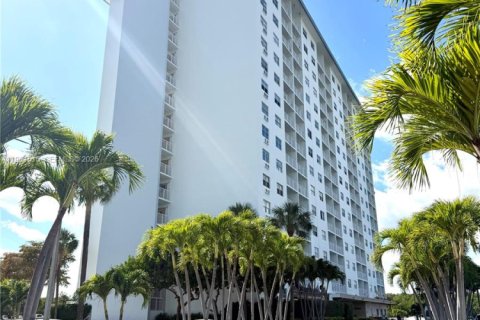Снять в аренду кондоминиум в Санни-Айлс-Бич, Флорида 1 спальня, 101.64м2, № 2023392 - фото 2
