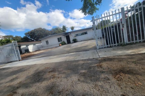 Купить виллу или дом в Норт-Майами, Флорида 3 спальни, 143.07м2, № 2052473 - фото 2