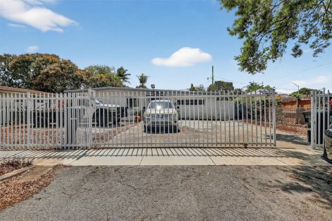 Дом в Норт-Майами, Флорида 3 спальни, 143.07м2 № 2052473