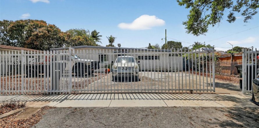 Дом в Норт-Майами, Флорида 3 спальни, 143.07м2 № 2052473