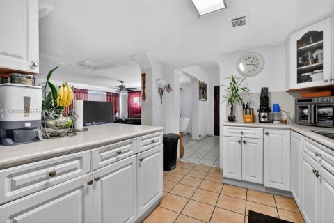 Купить виллу или дом в Норт-Майами, Флорида 3 спальни, 143.07м2, № 2052473 - фото 13