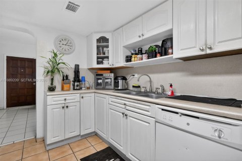 Купить виллу или дом в Норт-Майами, Флорида 3 спальни, 143.07м2, № 2052473 - фото 12