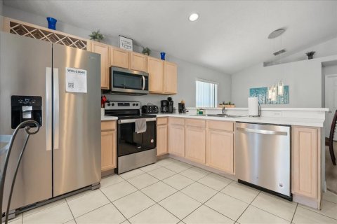House in Davenport, Florida 4 bedrooms, 163.51 sq.m. № 2211229 - photo 17