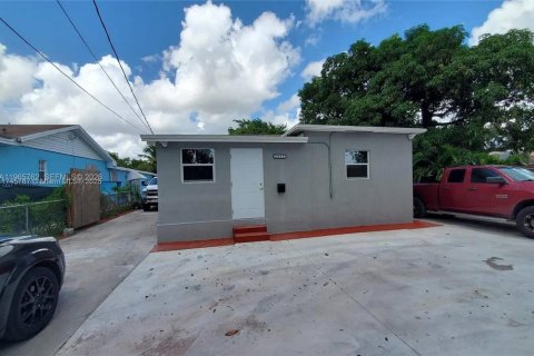 Immobilier commercial à vendre à Miami, Floride: 140.47 m2 № 2081244 - photo 2
