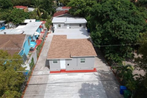 Immobilier commercial à Miami, Floride 140.47 m2 № 2081244