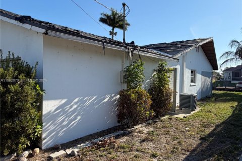 Купить виллу или дом в Кейп-Корал, Флорида 3 спальни, № 2056838 - фото 2