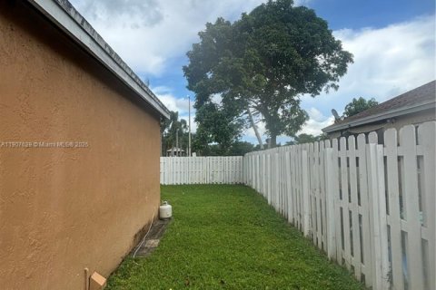 House in Miramar, Florida 3 bedrooms, 167.04 sq.m. № 1965251 - photo 19