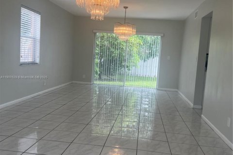 House in Miramar, Florida 3 bedrooms, 167.04 sq.m. № 1965251 - photo 29