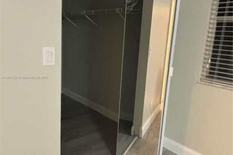 House in Miramar, Florida 3 bedrooms, 167.04 sq.m. № 1965251 - photo 9