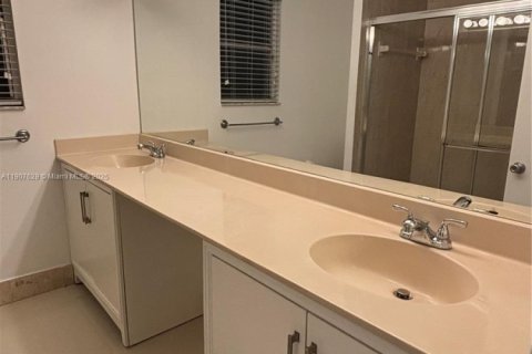 House in Miramar, Florida 3 bedrooms, 167.04 sq.m. № 1965251 - photo 12