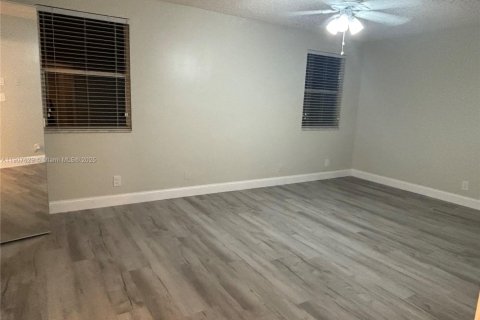 House in Miramar, Florida 3 bedrooms, 167.04 sq.m. № 1965251 - photo 8