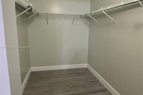 House in Miramar, Florida 3 bedrooms, 167.04 sq.m. № 1965251 - photo 10