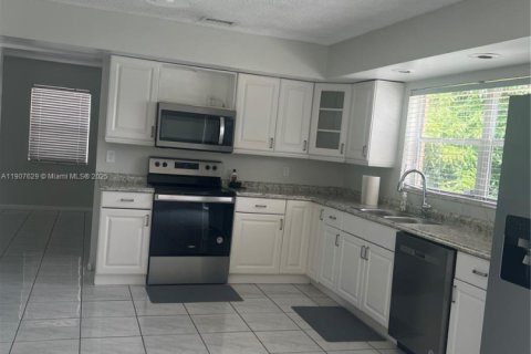 House in Miramar, Florida 3 bedrooms, 167.04 sq.m. № 1965251 - photo 22