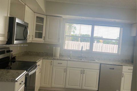 House in Miramar, Florida 3 bedrooms, 167.04 sq.m. № 1965251 - photo 21