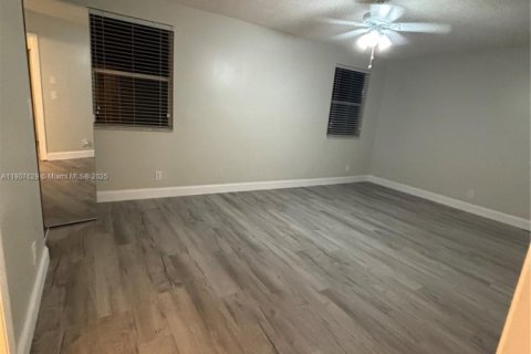 House in Miramar, Florida 3 bedrooms, 167.04 sq.m. № 1965251 - photo 7