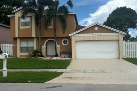 House in Miramar, Florida 3 bedrooms, 167.04 sq.m. № 1965251 - photo 1