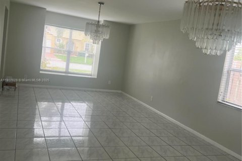 House in Miramar, Florida 3 bedrooms, 167.04 sq.m. № 1965251 - photo 24