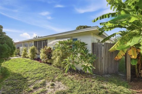 Casa en venta en Saint Petersburg, Florida, 2 dormitorios, 70.61 m2 № 2383856 - foto 2