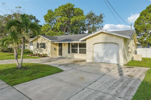 House in Saint Petersburg, Florida 3 bedrooms, 146.6 sq.m. № 1883378 - photo 8